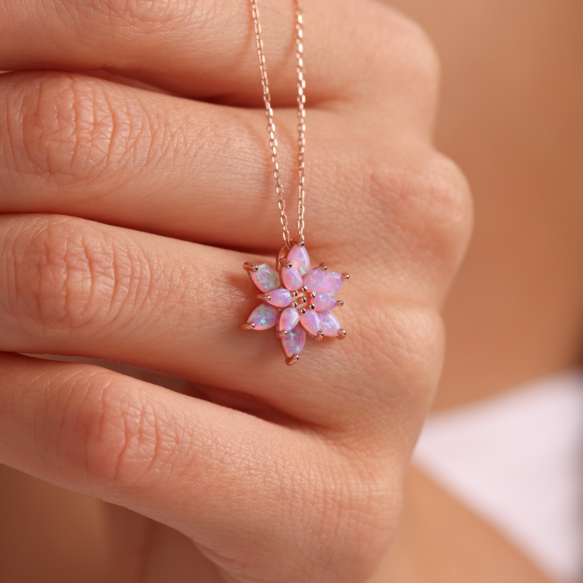 OpalBlumen Halskette, Zierliche Opal Halskette, OpalBlumen Halskette, Weiße Opal Halskette Gold, Muttertagsgeschenk, Brautjungfern Halskette, Geschenk für sie
