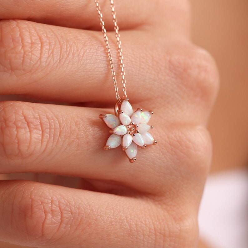 Collier fleur d'opale, collier d'opale délicat, collier de fleurs d'opale, collier d'opale blanche en or, cadeau de fête des mères, collier de demoiselle d'honneur, cadeau pour elle image 1