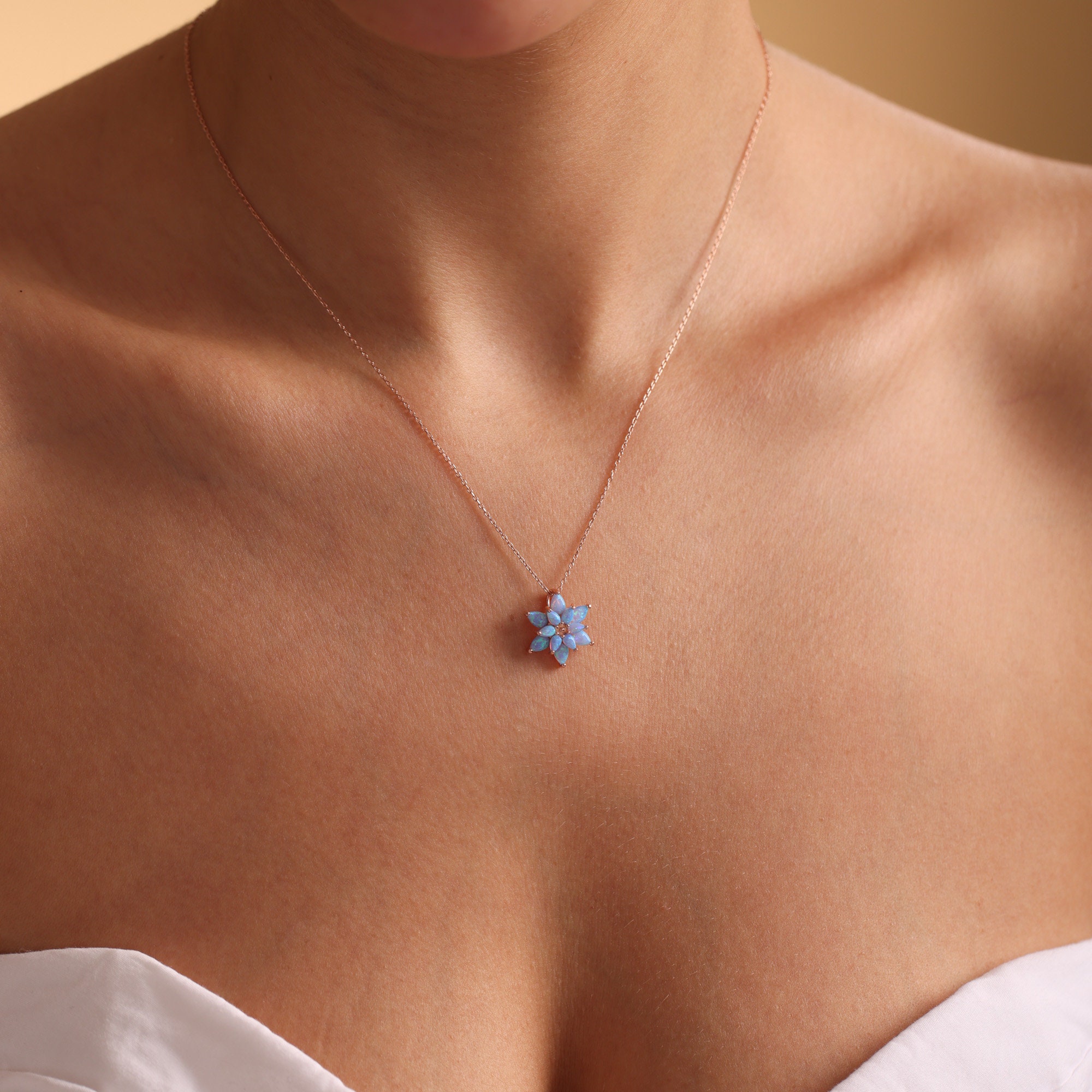OpalBlumen Halskette, Zierliche Opal Halskette, OpalBlumen Halskette, Weiße Opal Halskette Gold, Muttertagsgeschenk, Brautjungfern Halskette, Geschenk für sie