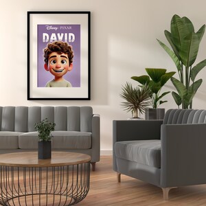 K&ouml;nnte beinhalten: Ein gerahmtes Poster mit einem violetten Hintergrund, auf dem ein Cartoon-Junge mit braunen Haaren und einem hellbraunen Hemd zu sehen ist. Das Poster tr&auml;gt oben den Text "Disney Pixar DAVID".