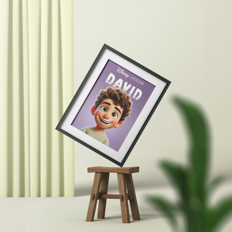 K&ouml;nnte beinhalten: Ein gerahmter Druck mit einem violetten Hintergrund, der einen Cartoon-Jungen mit braunen Haaren und einem wei&szlig;en Hemd zeigt. Der Druck hat den Text "Disney Pixar DAVID" oben.