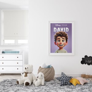 K&ouml;nnte beinhalten: Ein wei&szlig;es Kinderzimmer mit einer wei&szlig;en Kommode, einem wei&szlig;en Kinderbett, einem wei&szlig;en Teppich und einem gerahmten Poster eines Comic-Charakters mit dem Text "Disney Pixar David". Es gibt auch zwei wei&szlig;e Teddyb&auml;ren und einen Weidenkorb mit Kissen.