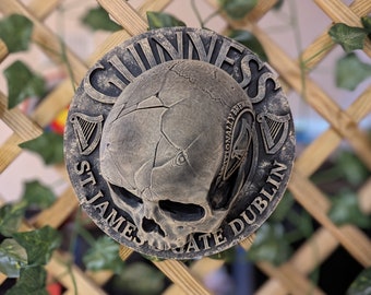 Adorno de barra de cerveza irlandesa extra stout con forma de calavera de la cervecería Guinness
