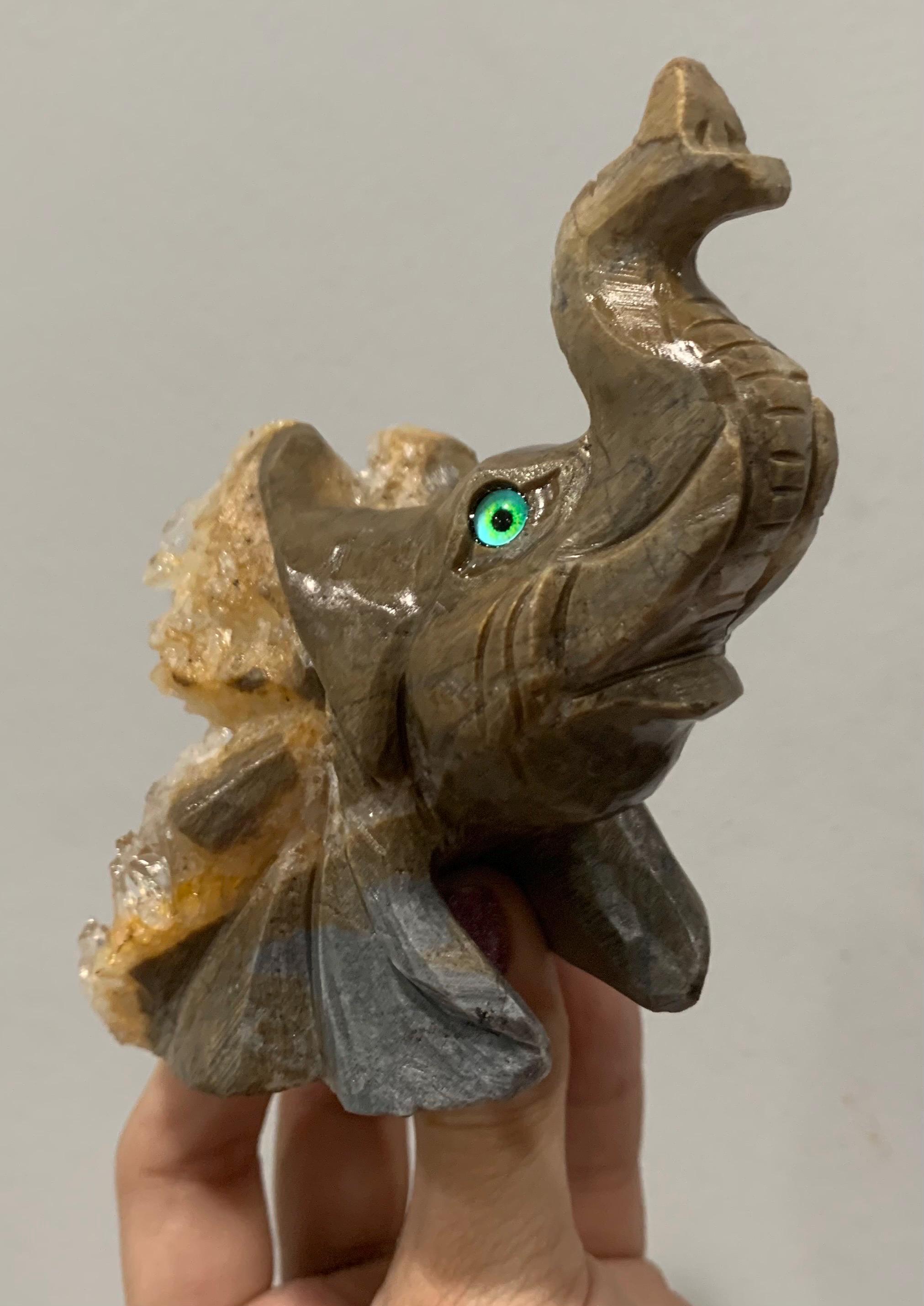 象 - 熟練の彫刻家による手彫り - 原石のクォーツ クラスター ポイント