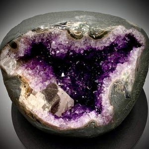 Stunning High Quality Amethyst Geode -  Extra Large - Deep rich purple color - Uruguay - 9.27 lbs!