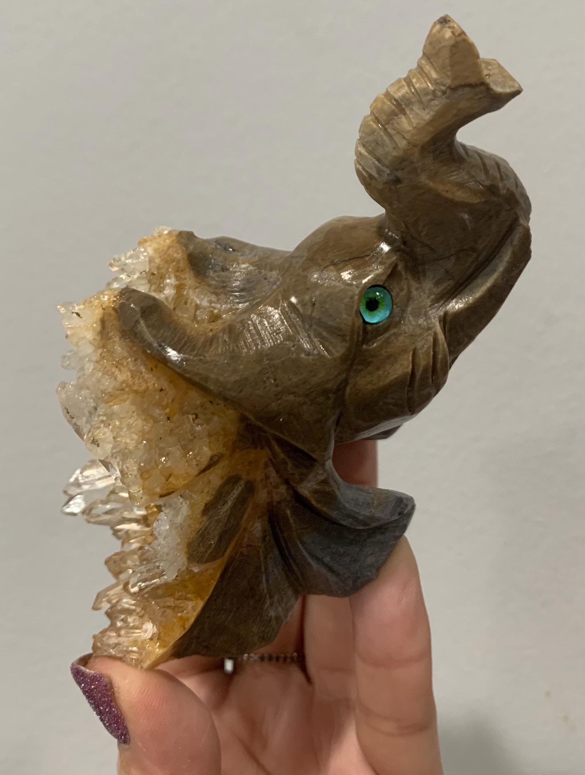 象 - 熟練の彫刻家による手彫り - 原石のクォーツ クラスター ポイント