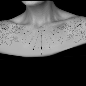 Puede incluir: Diseño de tatuaje en blanco y negro con elementos florales y geométricos. Dos grandes flores de peonía están posicionadas en los hombros, con un diseño central de líneas radiantes y formas geométricas en el pecho.
