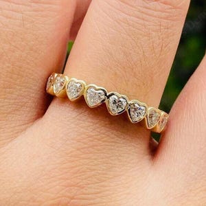 Banda de eternidad completa en forma de corazón con bisel de diamantes de moissanita Banda de boda de eternidad completa Banda de aniversario de oro amarillo de 14 quilates Banda apilable