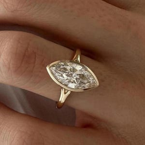 Anel de noivado de moissanita marquise: solitário com aro de ouro maciço 14k