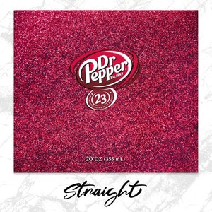 K&ouml;nnte beinhalten: Ein roter, glitzernder Hintergrund mit einem wei&szlig;en Dr Pepper-Logo und dem Text "23" in einem Kreis. Der Text "20 oz (355 ml)" und "straight" ist ebenfalls sichtbar.
