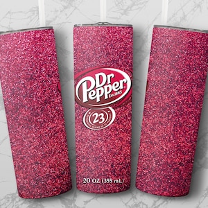 K&ouml;nnte beinhalten: Drei 20 Unzen Edelstahlbecher mit roter Glitzer-Oberfl&auml;che. Der mittlere Becher zeigt das Dr Pepper Logo mit dem Text "Dr Pepper Est. 1885" und "23 Flavors Blend of 23"