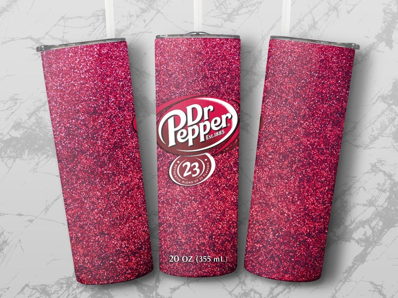 K&ouml;nnte beinhalten: Drei 20 Unzen Edelstahlbecher mit roter Glitzer-Oberfl&auml;che. Der mittlere Becher zeigt das Dr Pepper Logo mit dem Text "Dr Pepper Est. 1885" und "23 Flavors Blend of 23"