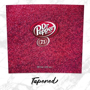 K&ouml;nnte beinhalten: Eine rote, glitzernde Dose Dr Pepper Limonade mit dem Dr Pepper Logo und dem Text "20 oz (355 mL)". Die Dose ist mit "Tapered" beschriftet.
