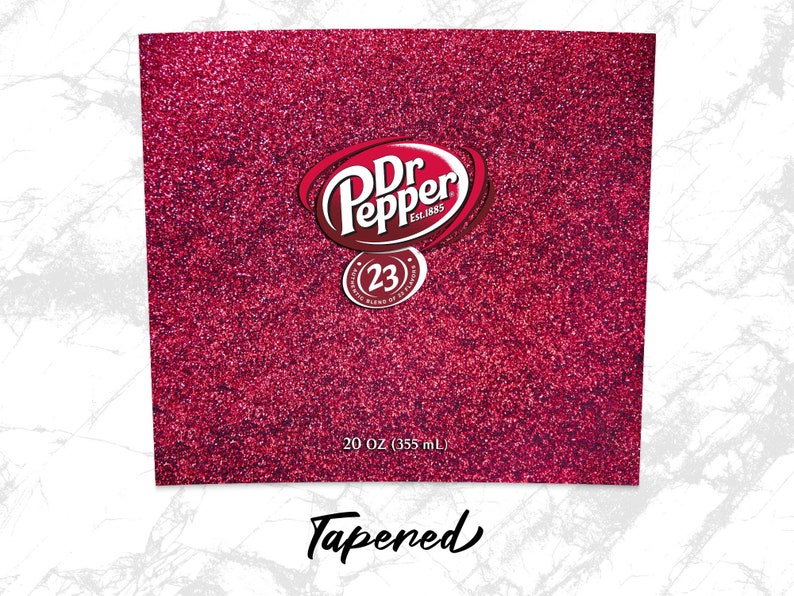 K&ouml;nnte beinhalten: Eine rote, glitzernde Dose Dr Pepper Limonade mit dem Dr Pepper Logo und dem Text "20 oz (355 mL)". Die Dose ist mit "Tapered" beschriftet.
