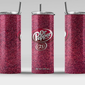 K&ouml;nnte beinhalten: Drei 591 ml Edelstahlbecher mit roter Glitzer-Oberfl&auml;che. Der mittlere Becher zeigt ein Dr Pepper Logo mit dem Text "Dr Pepper Est. 1885" und der Zahl "23" in einem Kreis.