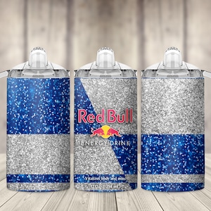 Op de afbeelding: Drie zilveren glitterbekers met blauwe accenten en een Red Bull logo. De bekers hebben heldere deksels en handvatten.