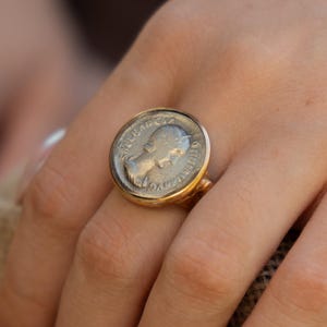 Antiker römischer Münzring - 24K vergoldete Bronze mit Replika Denar, handgefertigter Unisex Ring, Archäologie-inspiriertes Geschenk