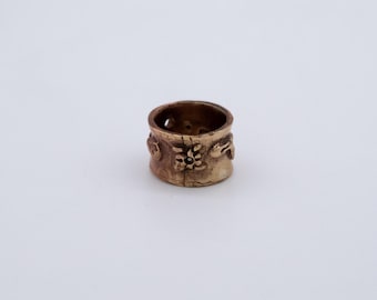 Anillo de bronce con tótem animal: joyería de banda ancha de estilo antiguo.