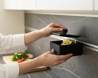 Lid suitable for wall container / wall box