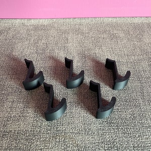 Puede incluir: Cinco protectores de esquina de pl&aacute;stico negro, dise&ntilde;ados para proteger los muebles de da&ntilde;os.