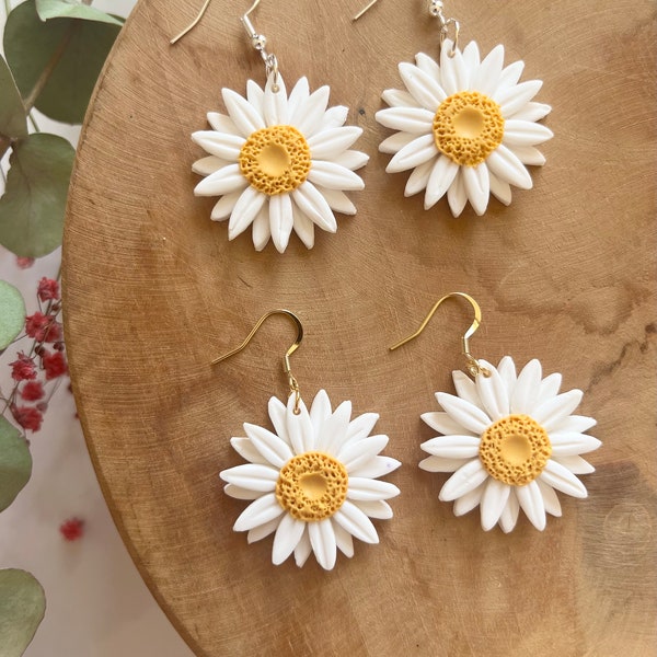 Boucles d’oreilles Marguerite faites à la main en argile polymère