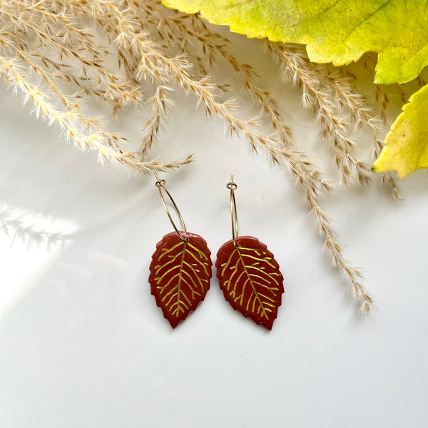 Boucles d’oreilles feuilles d’automne faites à la main en argile polymère