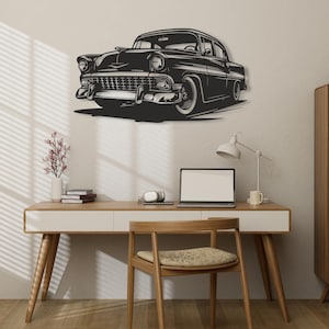 Peut inclure: Une décoration murale en noir et blanc représentant une berline classique de style années 1950 avec des pare-chocs chromés, une calandre proéminente et des phares arrondis. L'illustration utilise des lignes audacieuses et un contraste élevé.