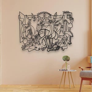 Peut inclure: Une décoration murale en métal noir représentant un dessin au trait abstrait et complexe inspiré de Guernica. Le motif comprend des figures stylisées, un taureau, un cheval et un œil central avec une ampoule, le tout en contours noirs.