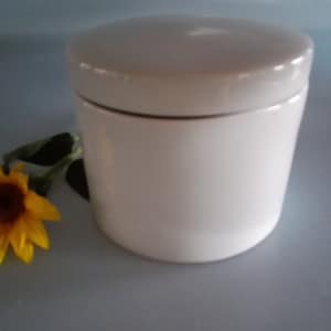 Round simple pastry box made of porcelain