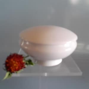 Round porcelain box