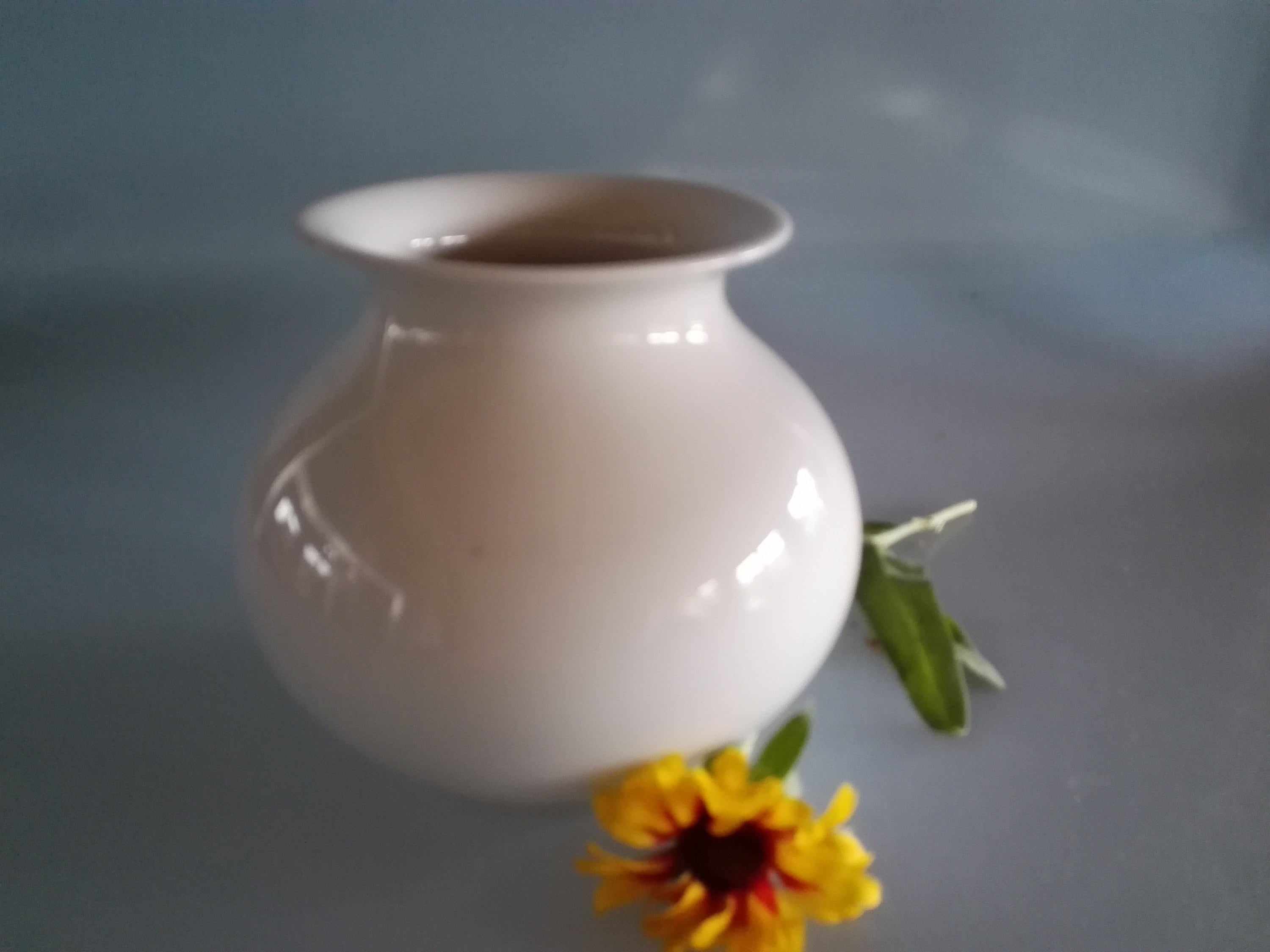 シンプルな白い磁器の花瓶 - Etsy 日本