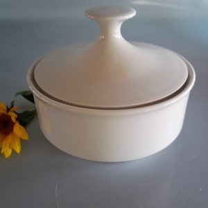 Round porcelain pastry box