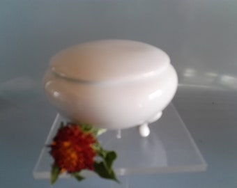 Round porcelain box on feet