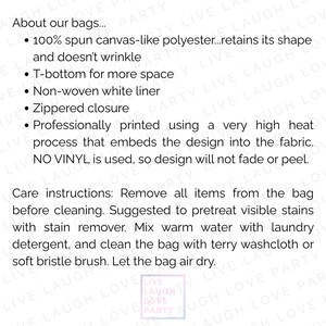 Op de afbeelding: Tekst op een witte achtergrond die de kenmerken van een tas beschrijft. De tekst bevat details over het materiaal, de constructie en de onderhoudsinstructies. De tas is gemaakt van gesponnen canvasachtig polyester en heeft een ritssluiting.