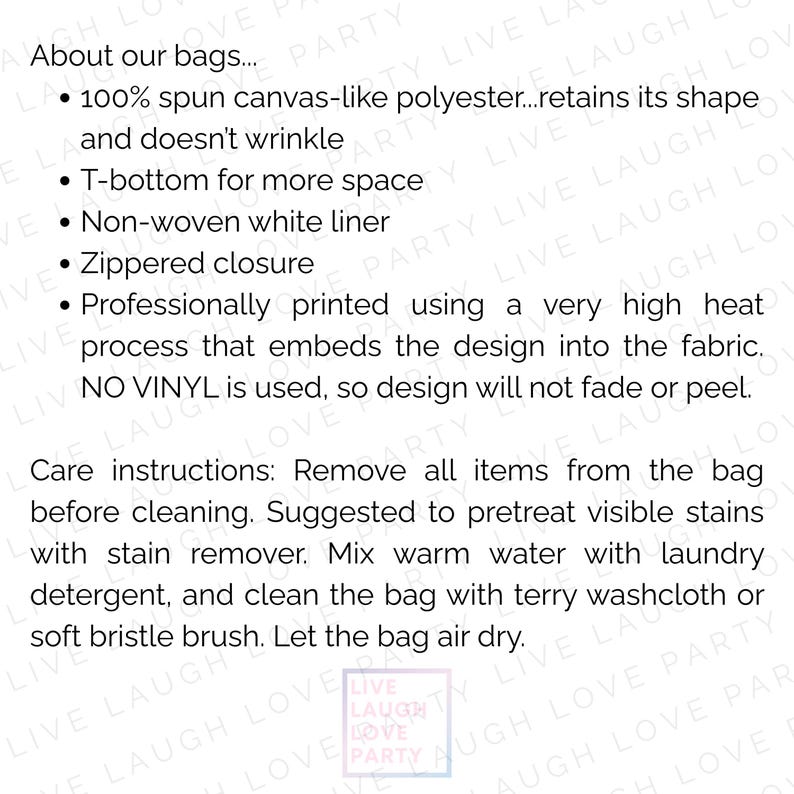 Op de afbeelding: Tekst op een witte achtergrond die de kenmerken van een tas beschrijft. De tekst bevat details over het materiaal, de constructie en de onderhoudsinstructies. De tas is gemaakt van gesponnen canvasachtig polyester en heeft een ritssluiting.