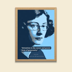 Può includere: Una stampa artistica incorniciata con un ritratto di Simone Weil in tonalità blu. La stampa include la citazione: "L'attenzione è la forma più rara e pura di generosità". L'opera è firmata e intitolata "Treasures of the Zohar".