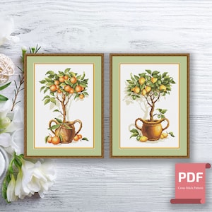 Peut inclure: Deux modèles de point de croix représentant des arbres d'agrumes en pot. Le modèle de gauche montre un oranger en pot avec des fruits oranges et des feuilles vertes. Le modèle de droite montre un citronnier en pot avec des fruits jaunes et des feuilles vertes. Les deux modèles sont encadrés en vert.