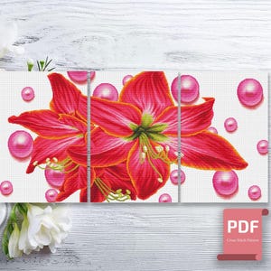 Puede incluir: Un patrón de punto de cruz de tres paneles con flores rojas vibrantes con bordes naranjas y centros verdes. Orbes rosas están dispersos alrededor de las flores sobre un fondo blanco. El patrón está etiquetado como "PDF Cross Stitch Pattern".