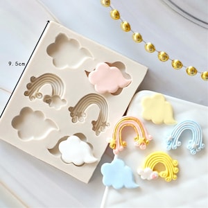 Puede incluir: Un molde de silicona para hornear decoraciones con forma de arcoíris y nubes. El molde tiene 9,5 cm de ancho y presenta seis diseños diferentes.
