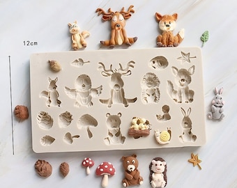 Puede incluir: Un molde de silicona de 12 cm de largo, con diferentes formas de animales del bosque, incluyendo un ciervo, un zorro, un búho, una ardilla, un oso, un erizo, un conejo y un hongo. El molde está diseñado para crear decoraciones de fondant o pasta de goma para pasteles u otros postres.