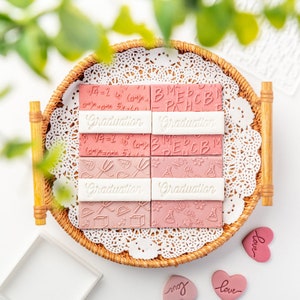 Bokstäver, siffror, kemiska symboler, formlermönster akryltexturmatta, texturark - för att göra lersmycken, örhängen, fondant