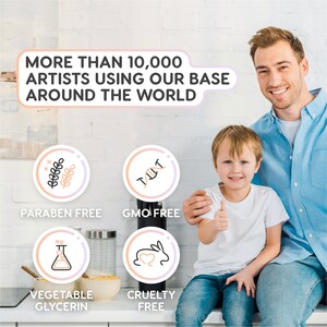 K&ouml;nnte beinhalten: Ein Vater und sein Sohn l&auml;cheln in die Kamera. Das Bild enth&auml;lt Text, der "Mehr als 10.000 K&uuml;nstler verwenden unsere Basis auf der ganzen Welt" lautet. Es gibt vier Symbole mit Text, der "Parabenfrei", "Gentechnikfrei", "Pflanzliches Glycerin" und "Tierversuchsfrei" lautet.