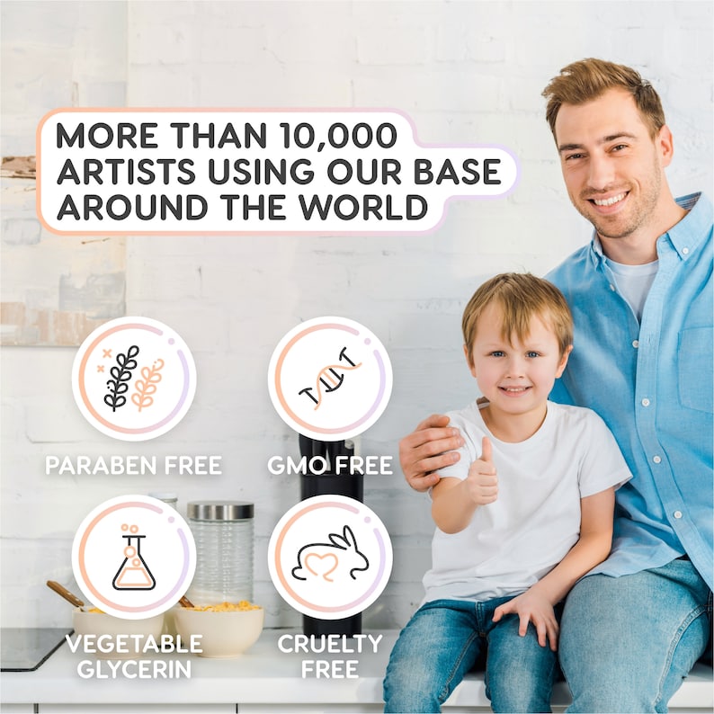 K&ouml;nnte beinhalten: Ein Vater und sein Sohn l&auml;cheln in die Kamera. Das Bild enth&auml;lt Text, der "Mehr als 10.000 K&uuml;nstler verwenden unsere Basis auf der ganzen Welt" lautet. Es gibt vier Symbole mit Text, der "Parabenfrei", "Gentechnikfrei", "Pflanzliches Glycerin" und "Tierversuchsfrei" lautet.