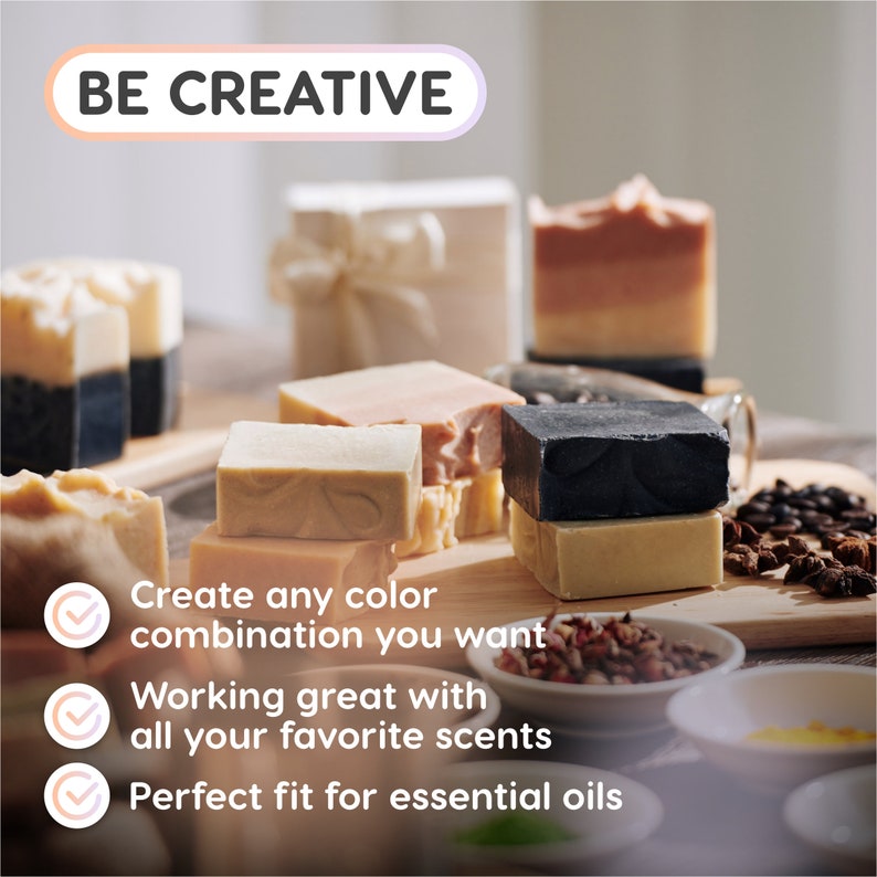 K&ouml;nnte beinhalten: Eine Auswahl an handgefertigten Seifenst&uuml;cken in verschiedenen Farben und D&uuml;ften. Die Seifenst&uuml;cke sind auf einer Holzoberfl&auml;che mit Kaffeebohnen und Gew&uuml;rzen gestapelt. Der Text "BE CREATIVE" ist in einem rosa und violetten Rechteck oben im Bild dargestellt.