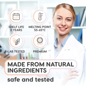 K&ouml;nnte beinhalten: Eine Frau in einem wei&szlig;en Laborkittel steht vor einem wei&szlig;en Hintergrund. Der Text "MADE FROM NATURAL INGREDIENTS" ist in gro&szlig;en, fetten Buchstaben. Unter dem Text steht der Satz "safe and tested". Es gibt vier Symbole mit Text: "SHELF LIFE 2 YEARS", "MELTING POINT 55-65&deg;C", "LAB TESTED" und "PREMIUM".
