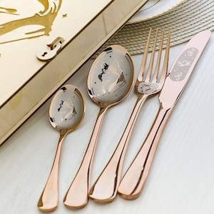 Op maat gegraveerde gepersonaliseerde gebruiksvoorwerpenset - gegraveerde vork, lepel en mes - perfect voor verjaardagen, bruidsmeisjes, moeder, vrouwen in de keuken