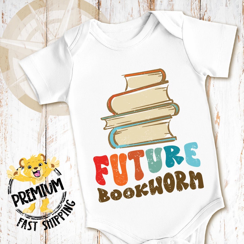Pu&ograve; includere: Body bianco per neonato con una pila di libri colorati e il testo "FUTURE BOOKWORM" in un font arcobaleno.