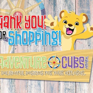 Puede incluir: Gr&aacute;fico con las palabras "Thank You! For Shopping!" en rojo y azul. Debajo, un letrero de madera con el texto "Adventure Cubs Apparel" y un dise&ntilde;o de br&uacute;jula. Un cachorro de dibujos animados saludando.