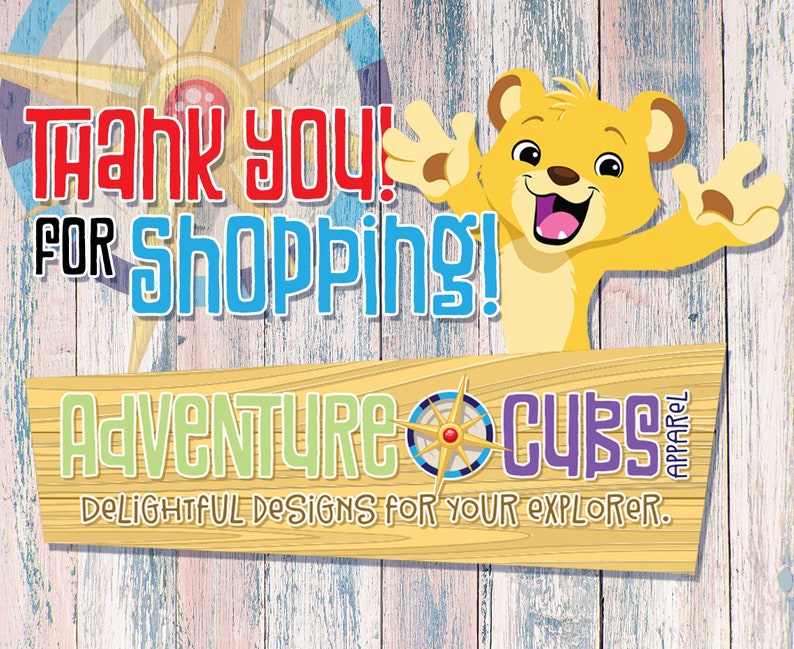 Puede incluir: Gr&aacute;fico con las palabras "Thank You! For Shopping!" en rojo y azul. Debajo, un letrero de madera con el texto "Adventure Cubs Apparel" y un dise&ntilde;o de br&uacute;jula. Un cachorro de dibujos animados saludando.