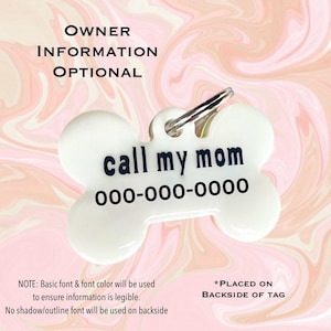 Pu&ograve; includere: Un'etichetta bianca a forma di osso per animali domestici con il testo "call my mom" e un numero di telefono in nero. L'etichetta ha un anello argentato per il fissaggio e il testo "OWNER INFORMATION OPTIONAL" in alto.